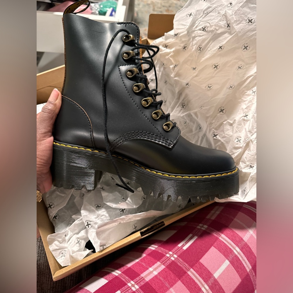 Dr. Martens Black/Leona Vintage Smooth boots.
